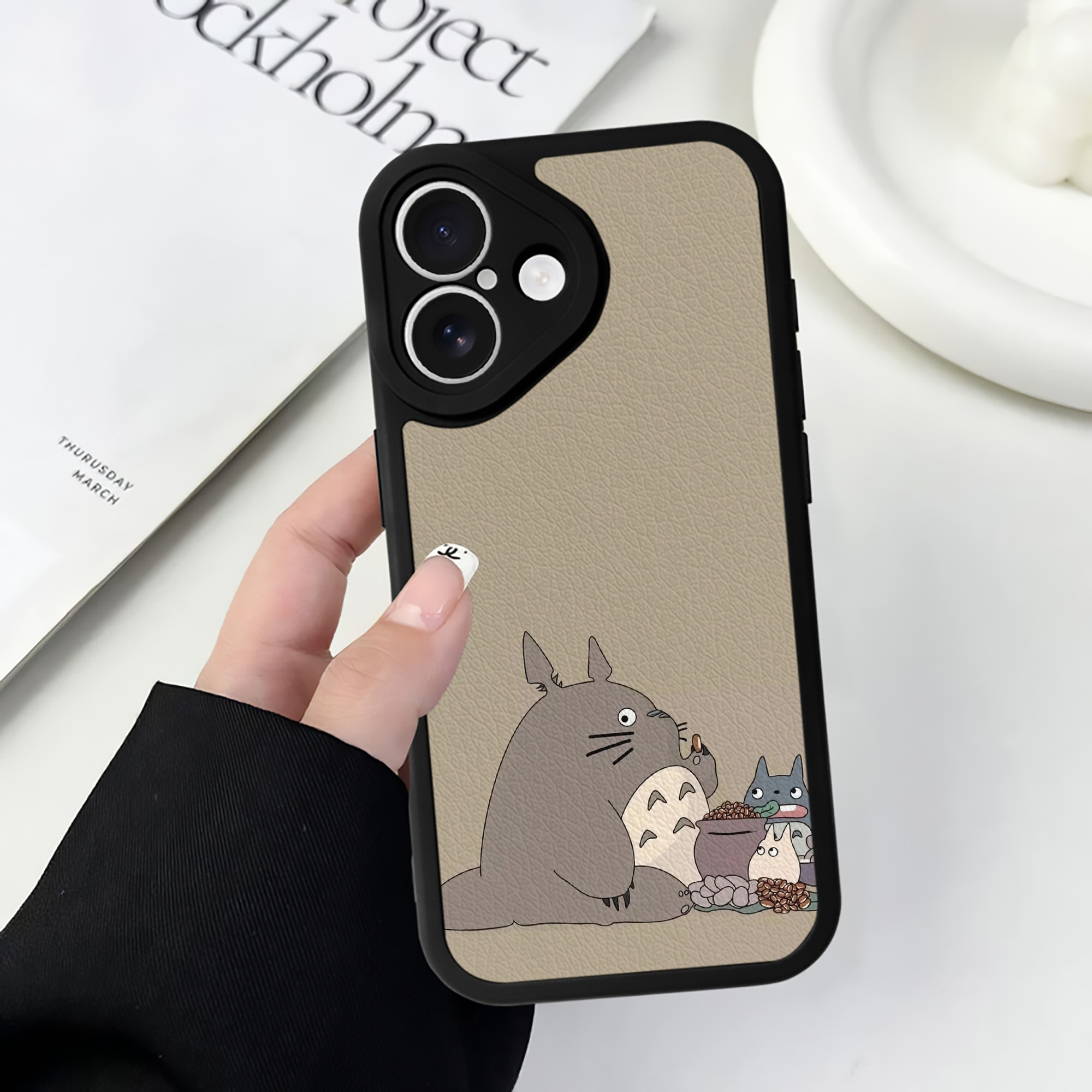 （画像用） となりのトトロ 草壁メイ 草壁サツキ My Neighbor Totoro Satsuki Kusakabe Mei Kusakabe 【iPhone 16シリーズ対応】シリコンスマホケース（レザー調） 材質：シリコン